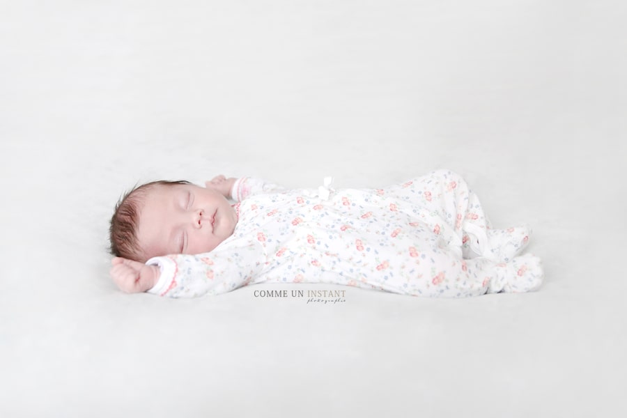 shooting bébé studio, nouveau né studio, photographe professionnelle pour nouveaux nes en centre ville de Saint Cloud (92210 Hauts de Seine 92), photographe à domicile bébé en train de dormir, nouveau né, bébé, photographie nouveau né en train de dormir