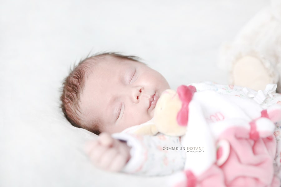 petites mains - reportage photographe nouveau né - bébé studio - shooting à domicile de nouveau né a Versailles (78000 Yvelines 78) - famille studio - photographe famille - photographe professionnelle bébé en train de dormir - shooting nouveau né studio - amour - bébé - shooting nouveau né en train de dormir