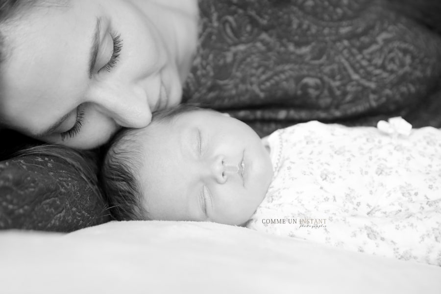 bébé studio, photographe a domicile bébé, famille studio, shooting à domicile famille, photographie bébé, noir et blanc, bébé en train de dormir, nouveau né, shooting à domicile nouveau né studio, photographe nouveau né en train de dormir