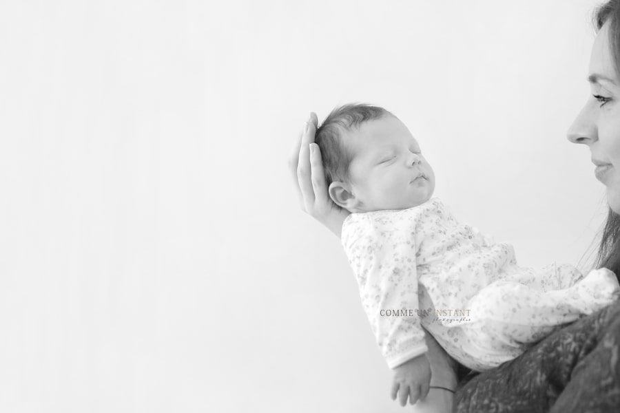 bébé en train de dormir - amour - photographie noir et blanc - photographe à domicile nouveau né studio - shooting à domicile famille - photographe à domicile nouveau né - reportage photographe famille studio - photographie nouveau né - nouveau né en train de dormir - photographe professionnelle bébé studio - photographie bébé