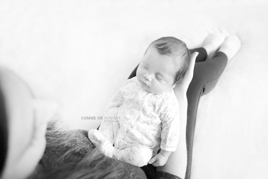 photographe pro famille studio, shooting à domicile noir et blanc, shooting à domicile bébé en train de dormir, photographe professionnelle nouveau ne a Paris (75000 Paris 75), photographe pro nouveau né, photographe a domicile famille, bébé studio, photographe à domicile nouveau né en train de dormir, bébé, shooting à domicile amour, nouveau né studio