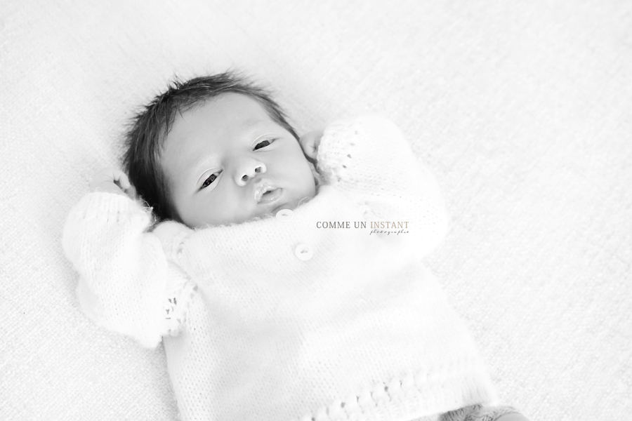 photographe bébé sur Alfortville (94140 Val de Marne 94) - shooting à domicile bébé studio - photographe a domicile bébé - noir et blanc - nouveau né - nouveau né studio