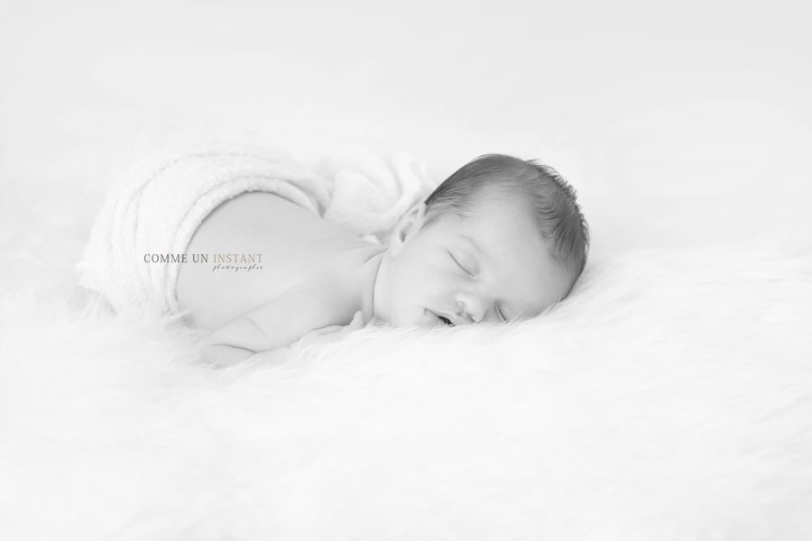 photographe à domicile bébé studio, photographe à domicile noir et blanc, nouveau né, photographe bebe, nouveau né studio, bébé, photographe à domicile nouveau né en train de dormir, shooting bébé en train de dormir