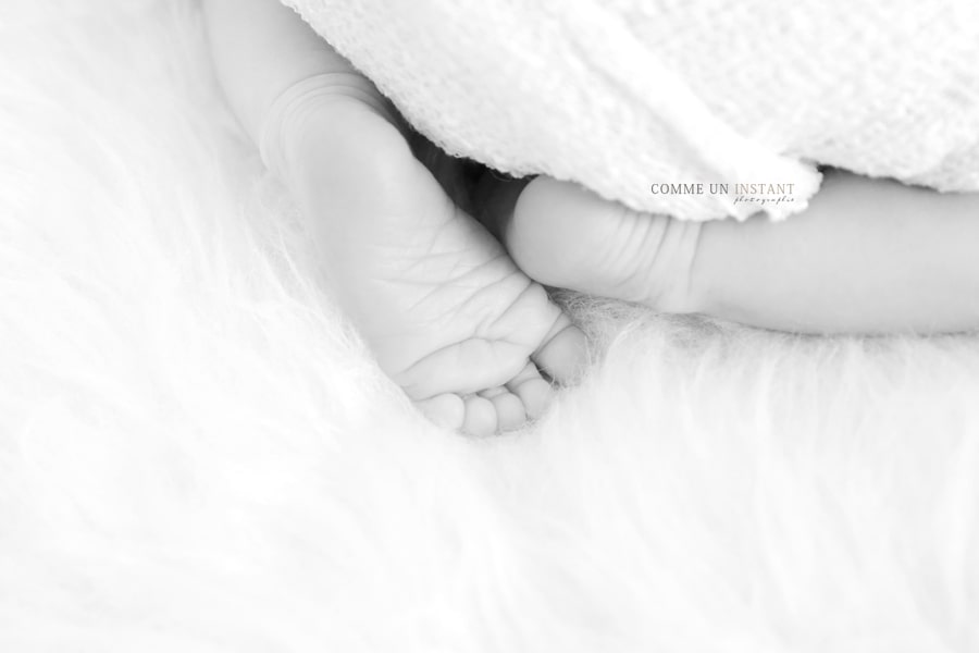 nouveau né studio, photographie bébé en train de dormir, photographe à domicile bebes sur Versailles (78000 Yvelines 78) et sa région, photographe pro bébé, shooting à domicile nouveau né, bébé studio, photographe pro noir et blanc, nouveau né en train de dormir, photographe a domicile petits pieds, petit peton