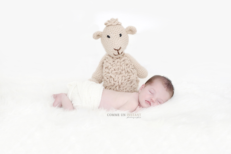 bébé en train de dormir - photographe professionnelle nouveau né studio - photographe pro nouveau né en train de dormir - photographe pro bebe - bébé - shooting à domicile bébé studio - photographie nouveau né