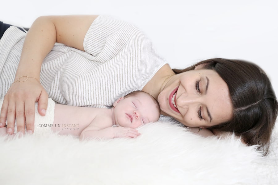 bébé en train de dormir, petites mains, bébé, photographe nouveau né en train de dormir, photographe pro amour, bébé studio, famille, photographie nouveau né studio, nouveau né, photographe professionnelle de bébés sur Saint Germain en Laye (78100 Yvelines 78) et sa région, photographie famille studio