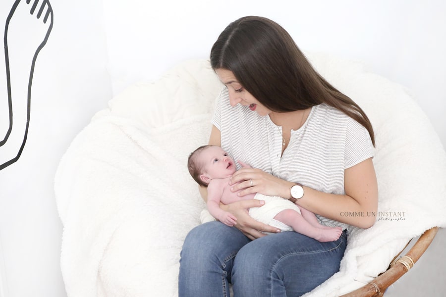 photographe à domicile famille studio - reportage photographe bébé - reportage photographe nouveau né - famille - nouveau né studio - reportage photographe bébé en centre ville de Maisons Alfort (94700 Val de Marne 94) - shooting à domicile bébé studio - photographe professionnelle amour