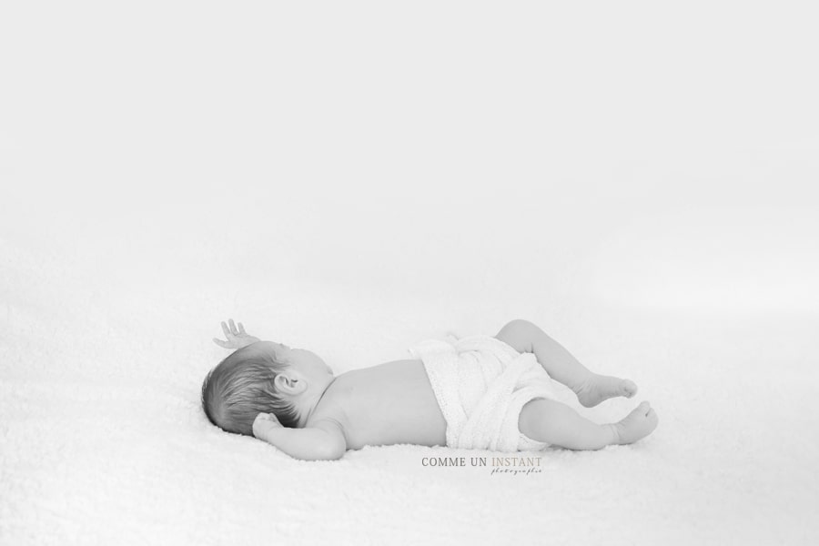 photographie bébé - noir et blanc - nouveau né - bébé en train de dormir - shooting bébé studio - photographe professionnelle de nouveaux nés à Saint Germain en Laye (78100 Yvelines 78) et sa région - nouveau né en train de dormir - nouveau né studio