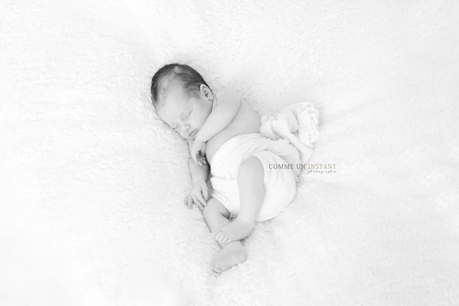 shooting à domicile nouveau né studio, noir et blanc, bébé en train de dormir, photographe professionnelle nouveau né en train de dormir, nouveau né, photographe professionnelle pour bébé sur Maisons Alfort (94700 Val de Marne 94) et sa région, enfant studio, photographe bébé, bébé studio