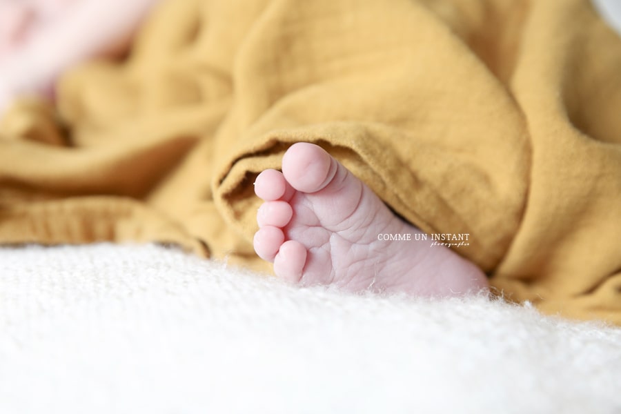 photographe bébé - shooting nouveau né studio - petits pieds, petit peton - amour - nouveau né - photographe bebe en centre ville de Paris 75 et sa région tout près du Sacré Coeur - nouveau né en train de dormir - bébé en train de dormir - photographe pro bébé studio - bébé aux yeux bleus