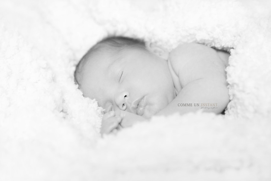 photographe à domicile noir et blanc, reportage photographe petites mains, nouveau né, bébé studio, nouveau né studio, bébé en train de dormir, nouveau né en train de dormir, shooting de bebes en plein coeur de Vincennes (94300 Val de Marne 94), bébé, chambre de bébé