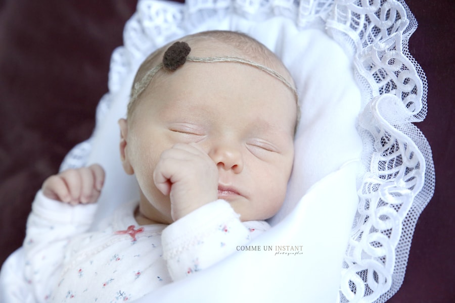 petites mains, photographe professionnelle nouveau né en train de dormir, nouveau né, reportage photographe de nouveaux nés en centre ville de Sannois (95110 Val d'Oise 95), photographe à domicile bébé en train de dormir, bébé, reportage photographe nouveau né studio, shooting à domicile bébé studio