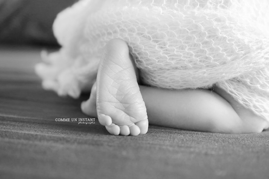 photographe professionnelle nouveau né en train de dormir, petits pieds, petit peton, bébé, bébé studio, reportage photographe pour bebe à Neuilly sur Seine (92200 Hauts de Seine 92) et sa région, nouveau né, shooting à domicile bébé en train de dormir, shooting à domicile nouveau né studio, photographe noir et blanc