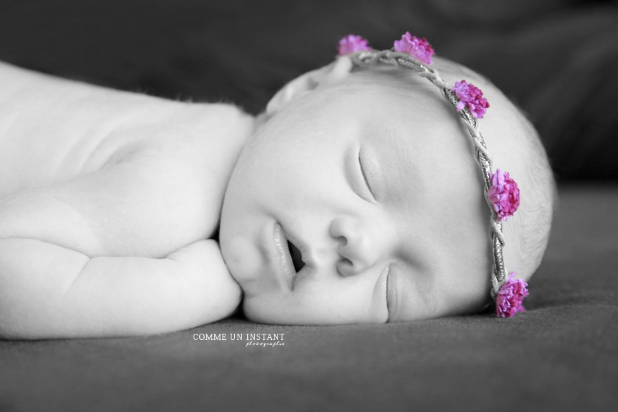 bébé studio - bébé en train de dormir - photographe à domicile noir et blanc - photographe professionnelle couleur isolée - shooting à domicile nouveau né - nouveau né en train de dormir - photographe a domicile nouveau né studio - nouveau né - bébé