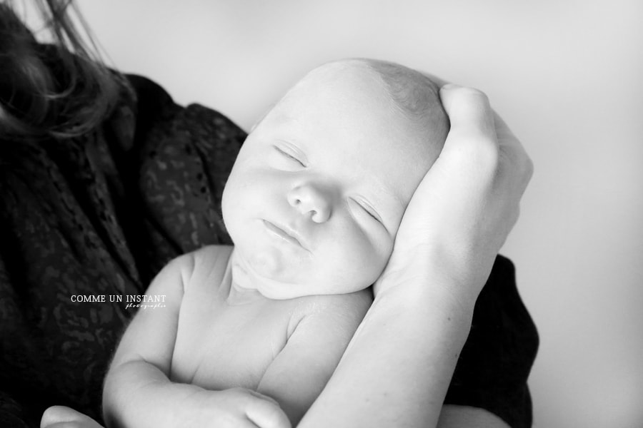 shooting bébé studio - nouveau né en train de dormir - shooting de nouveau ne en centre ville de Paris (75000 Paris 75) et sa région - famille - amour - nouveau né - bébé en train de dormir - noir et blanc - bébé - famille studio - nouveau né studio