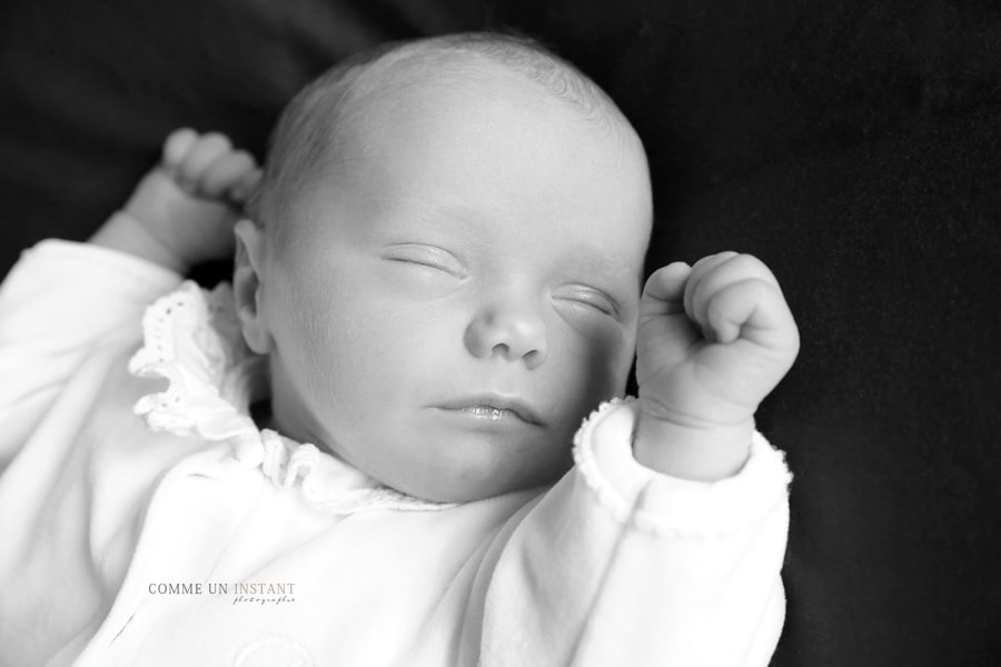 shooting à domicile bébé - photographie bébé en train de dormir - petites mains - nouveau né studio - nouveau né - photographe pro pour nouveaux nés - photographe nouveau né en train de dormir - reportage photographe bébé studio - noir et blanc