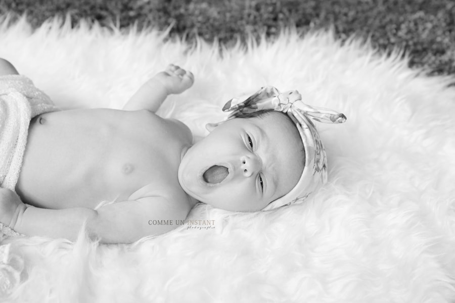 bébé - shooting à domicile bébé métis - nouveau né en train de dormir - photographe professionnelle nouveau né studio - photographe professionnelle bébé studio - reportage photographe pour bébé - nouveau né - photographe a domicile noir et blanc