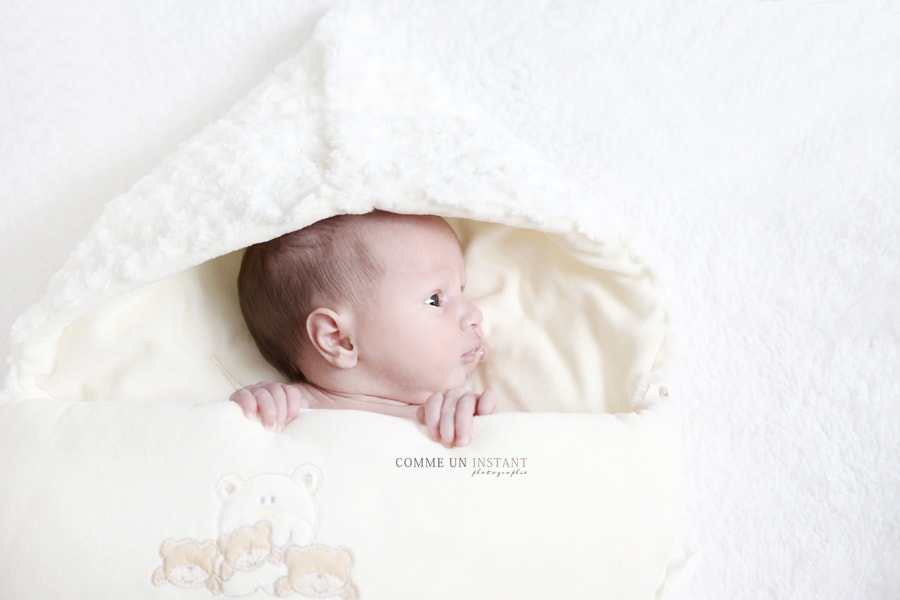 bébé - photographe pro nouveau né studio - shooting à domicile pour nouveaux nés sur Paris (75000 Paris 75) et sa région - shooting à domicile petites mains - photographe professionnelle bébé studio