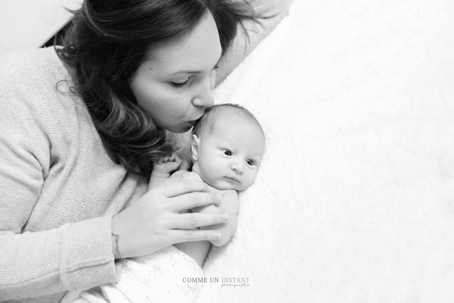 famille studio - photographe a domicile pour nouveaux nés - noir et blanc - famille - photographe pro nouveau né studio - photographe à domicile bébé - bébé studio - photographe pro nouveau né