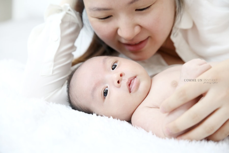 photographe pro nouveau né - photographe a domicile nouveau né studio - photographie famille - bébé asiatique - amour - shooting bébés - famille asiatique - photographe bébé - famille studio