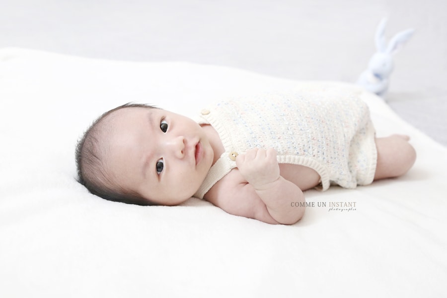 photographe a domicile bébé studio - photographie de bebe - bébé - reportage photographe nouveau né - nouveau né studio - photographe professionnelle bébé asiatique