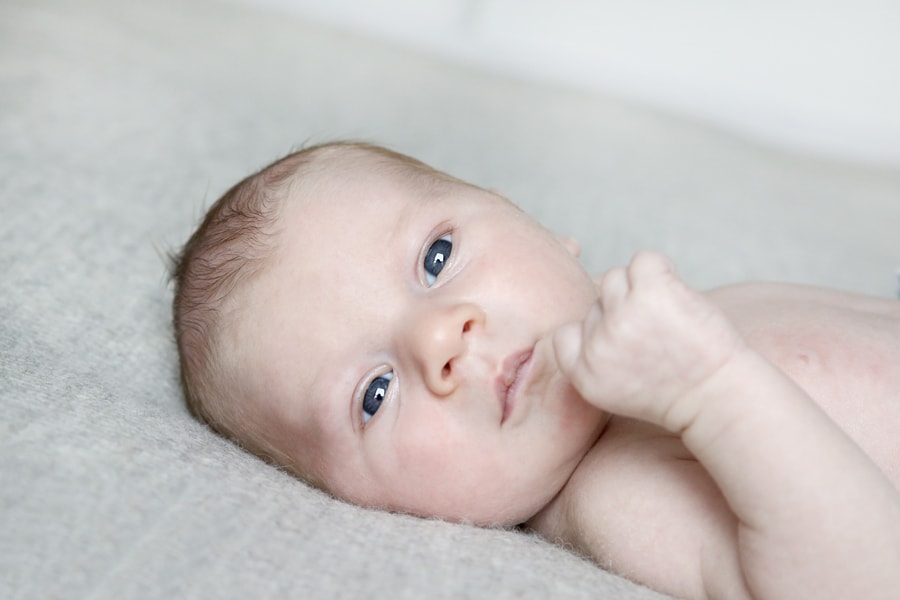 bébé aux yeux verts - photographe pro bébé studio - reportage photographe bébé - bébé aux yeux bleus - photographe à domicile bebe