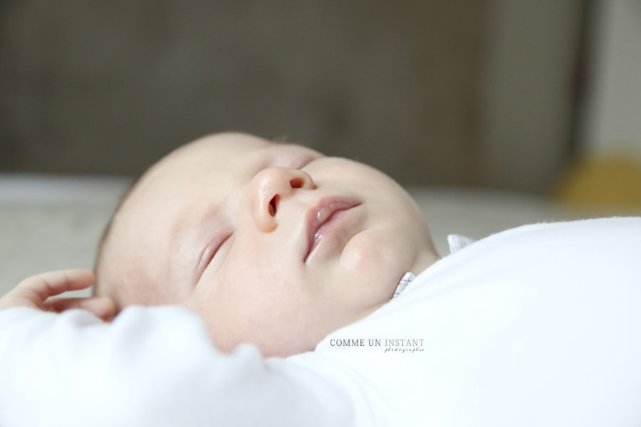photographe à domicile bébé aux yeux verts, bébé, bébé en train de dormir, reportage photographe pour nouveau né, photographe a domicile bébé aux yeux bleus, bébé studio