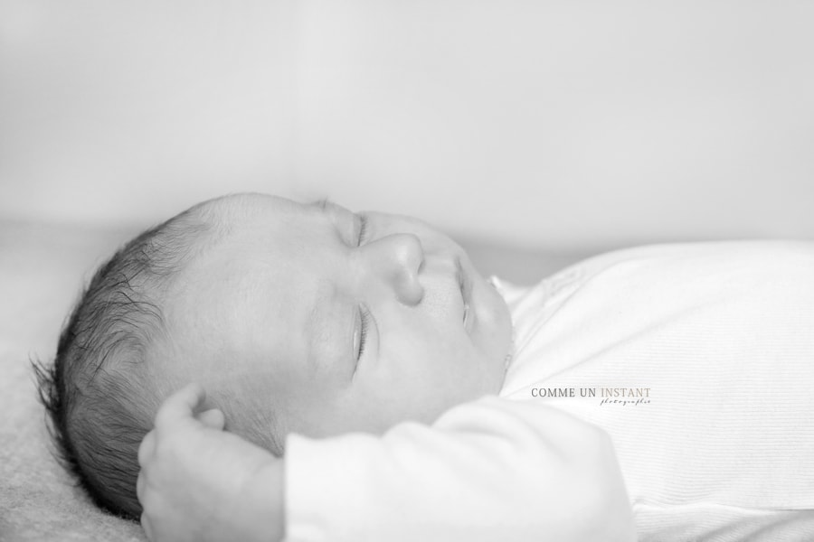 noir et blanc - bébé - bébé studio - bébé aux yeux verts - photographie nouveau né - shooting à domicile bébé aux yeux bleus - bébé en train de dormir