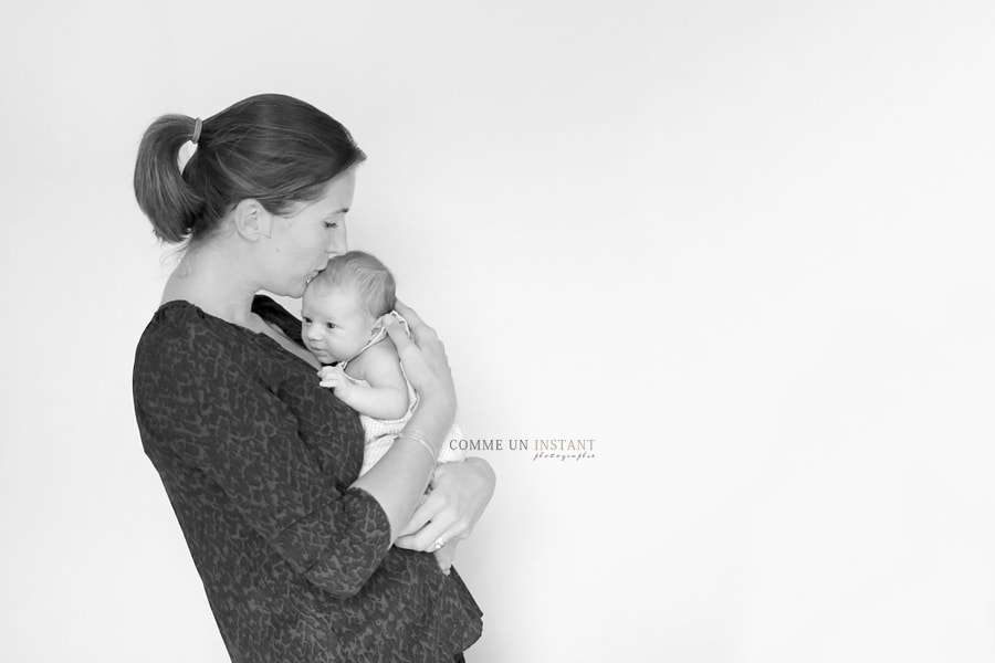 bébé aux yeux verts, photographe pour bébé, shooting famille studio, photographe pro famille, bébé aux yeux bleus, bébé, noir et blanc, photographe à domicile bébé studio