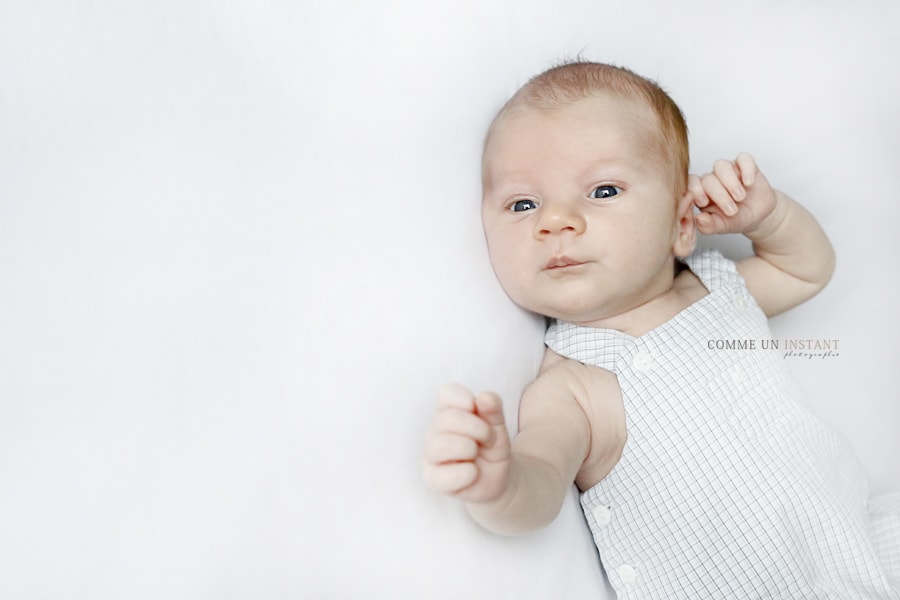 shooting à domicile bébé aux yeux bleus - bébé aux yeux verts - photographe a domicile bébés - bébé studio - bébé