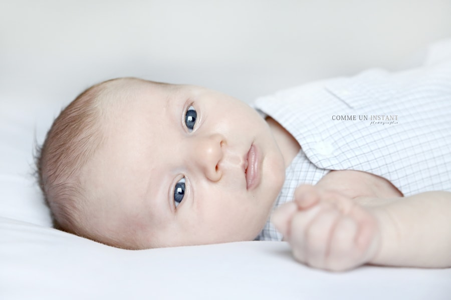 shooting à domicile bébé studio - bébé aux yeux verts - photographe pro pour bebes en plein coeur de Paris (75000 Paris 75) et sa région - photographe à domicile bébé - photographie bébé aux yeux bleus