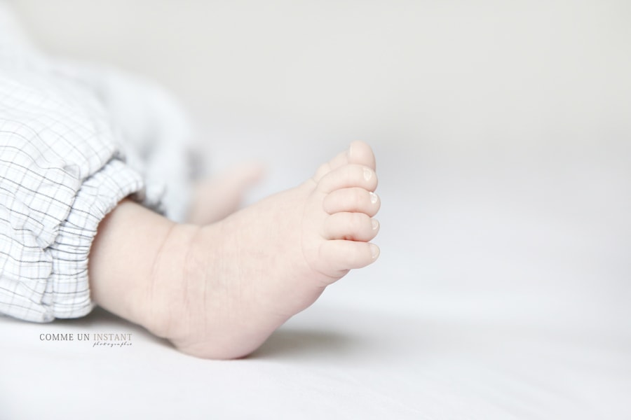 photographe pro de nouveaux nés, photographe a domicile bébé aux yeux verts, photographe a domicile bébé studio, bébé aux yeux bleus, photographe petits pieds, petit peton, bébé