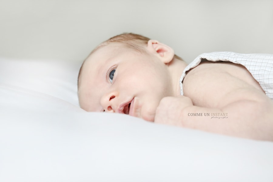 bébé - photographie bébé aux yeux bleus - photographe à domicile pour nouveaux nés - photographie bébé aux yeux verts - bébé studio