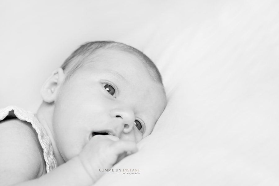 bébé aux yeux verts, shooting bébé aux yeux bleus, photographe professionnelle de bébé en plein coeur de Saint-Maur des Fossés (94100 Val de Marne 94), shooting à domicile bébé, noir et blanc, bébé studio