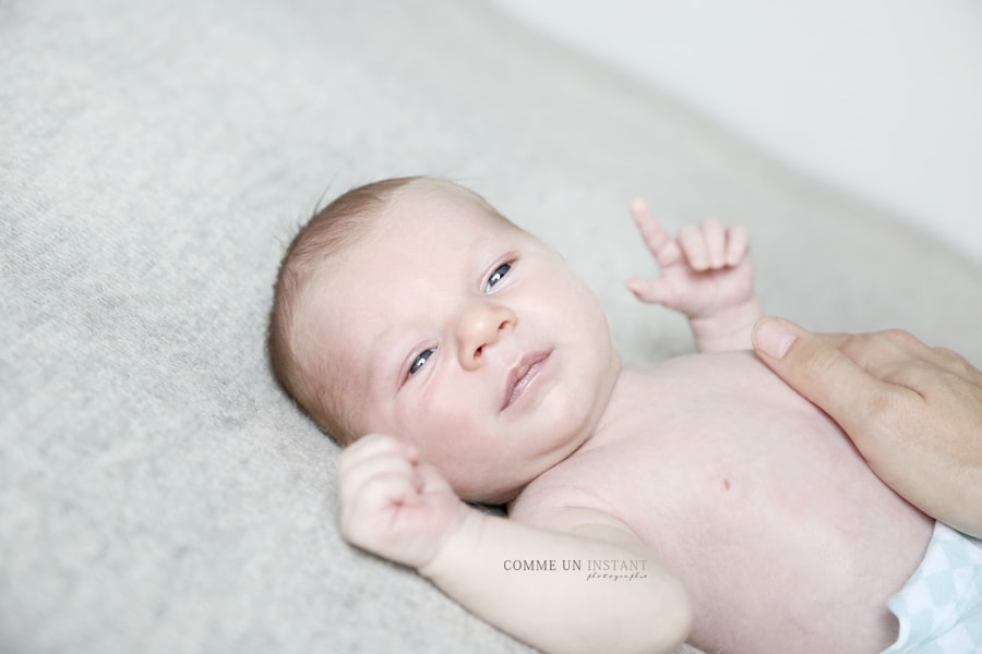 famille - photographe bébé aux yeux verts - photographie pour nouveau ne en centre ville de Boulogne Billancourt (92100 Hauts de Seine 92) - photographie bébé - photographe à domicile bébé studio - bébé aux yeux bleus