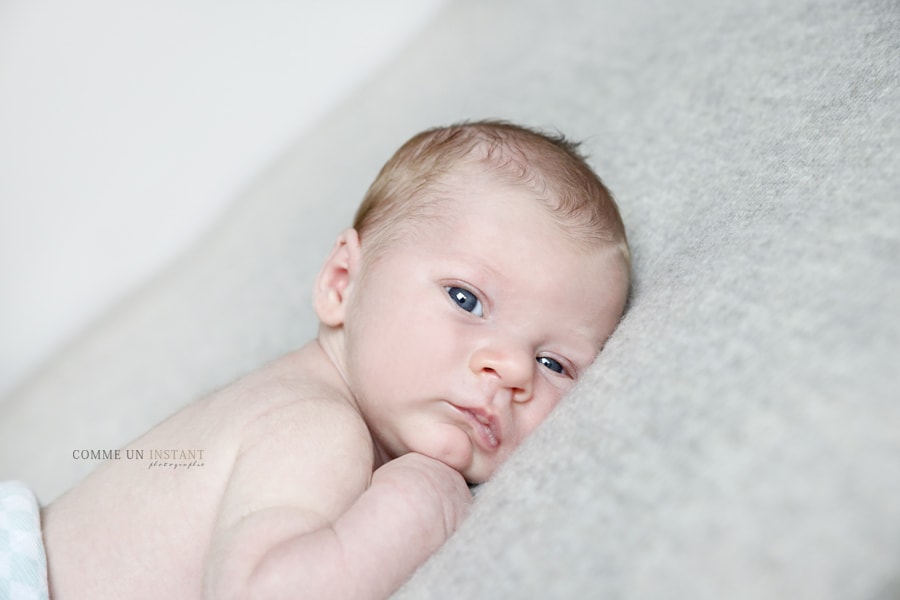 bébé - photographe à domicile pour nouveau né - reportage photographe bébé aux yeux verts - bébé aux yeux bleus - bébé studio
