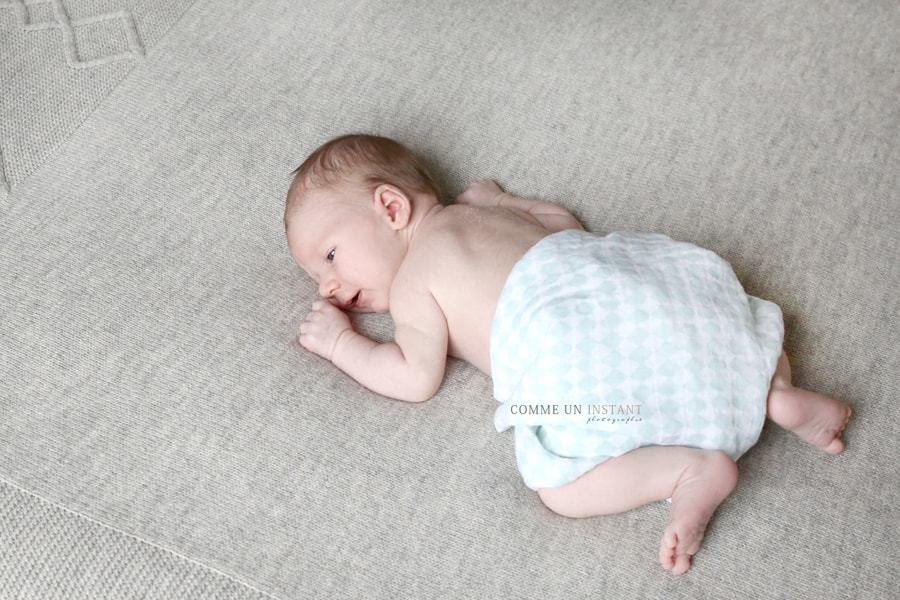 photographe pour nouveau né, bébé aux yeux bleus, reportage photographe bébé studio, shooting à domicile petits pieds, petit peton, bébé aux yeux verts, bébé