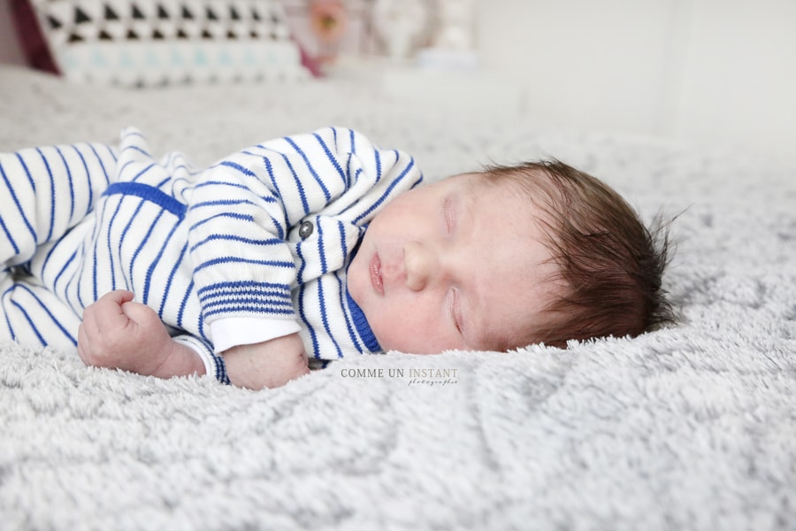 photographie nouveau né studio, bébé studio, photographe a domicile nouveau né en train de dormir, bébé, photographe professionnelle pour nouveaux nés sur Maisons Alfort (94700 Val de Marne 94), bébé aux yeux bleus, photographe à domicile nouveau né