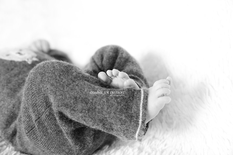 bébé aux yeux bleus - petits pieds, petit peton - nouveau né - photographe professionnelle bebes a Cergy Pontoise (95100 Val d'Oise 95) - noir et blanc - photographe bébé studio - photographe à domicile bébé