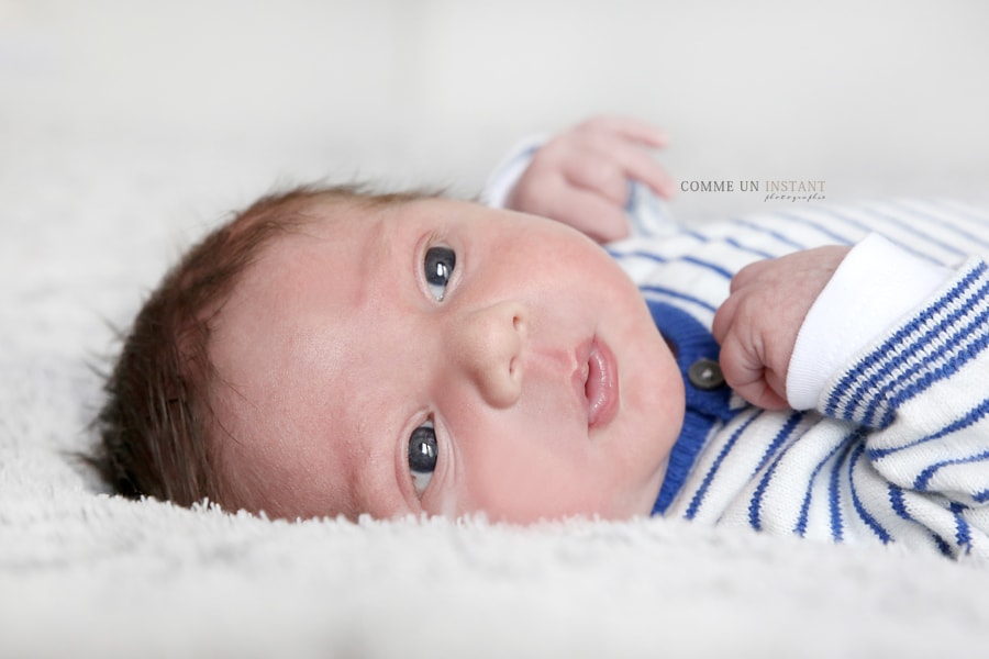 photographie nouveau né - bébé aux yeux bleus - bébé studio - photographe nouveau né studio - photographe pro de bébé - bébé