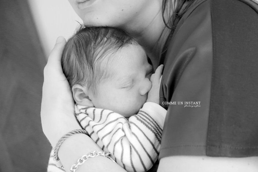 photographe à domicile pour nouveaux nes - photographe à domicile famille studio - photographe pro bébé aux yeux bleus - photographe à domicile nouveau né - photographie bébé studio - photographe professionnelle noir et blanc - nouveau né studio - famille - shooting bébé - nouveau né en train de dormir