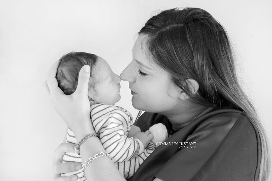 photographe à domicile bébé aux yeux bleus - photographie noir et blanc - photographe pro nouveau né studio - photographe à domicile famille - shooting à domicile de nouveaux nés en centre ville de Maisons Alfort (94700 Val de Marne 94) et sa région - bébé studio - nouveau né - photographe bébé - photographe à domicile famille studio