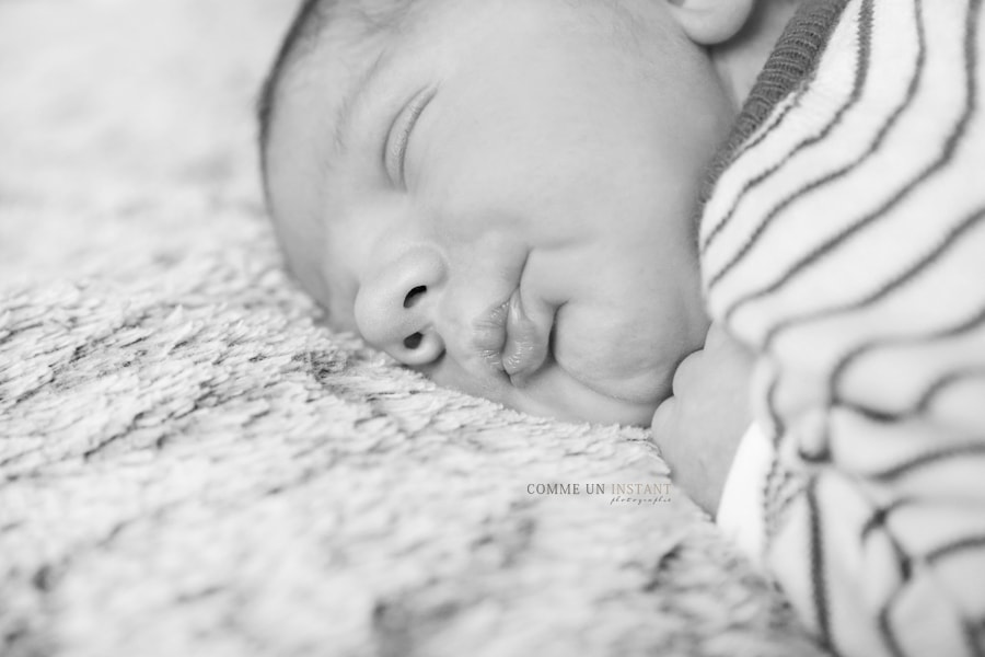 nouveau né studio, shooting à domicile bébé, nouveau né en train de dormir, photographe pro nouveau né, shooting à domicile pour nouveaux nés, bébé aux yeux bleus, bébé studio, shooting noir et blanc