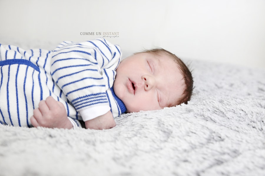 reportage photographe bébé studio - nouveau né en train de dormir - shooting nouveau né studio - photographe pro nouveau né a Cergy Pontoise (95100 Val d'Oise 95) - bébé - bébé aux yeux bleus - nouveau né