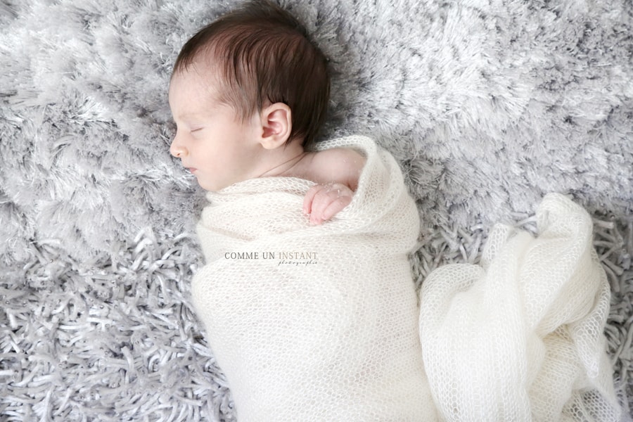 photographe pro nouveau né studio, photographe pro bebes, photographe nouveau né, nouveau né en train de dormir, photographe professionnelle bébé en train de dormir, bébé