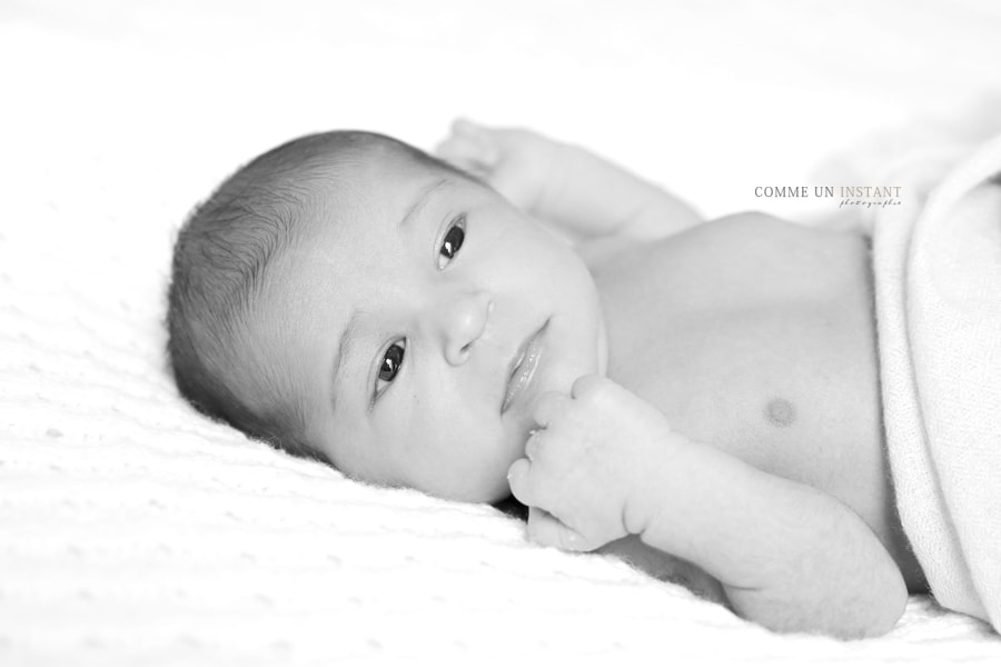 shooting à domicile nouveau né studio - noir et blanc - nouveau né - shooting bébé - shooting à domicile bébé studio - photographe bébé métis - shooting nouveau ne