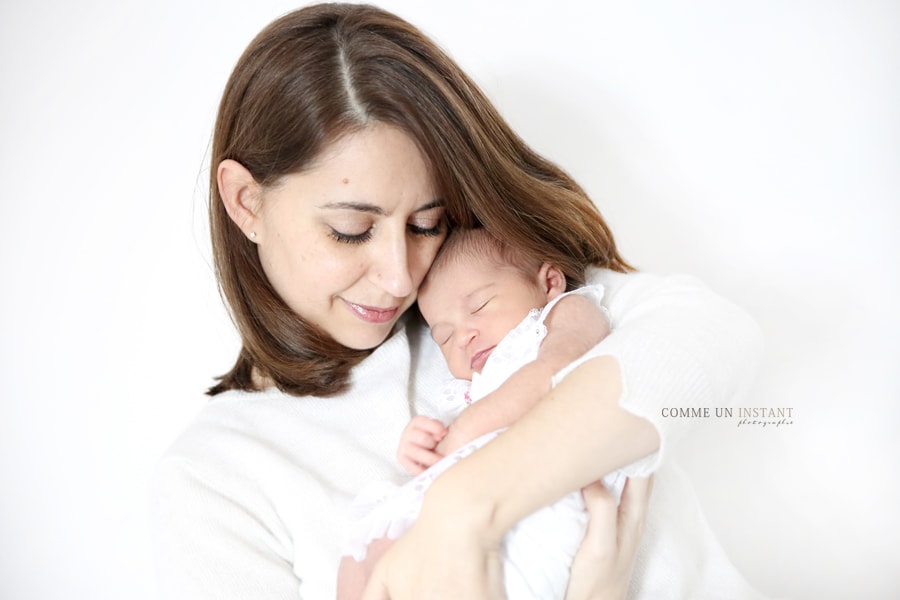 shooting nouveau né studio - bébé métis - photographe professionnelle famille métis - nouveau né en train de dormir - photographe à domicile nouveau ne sur Herblay (95220 Val d'Oise 95) et sa région - photographe à domicile bébé - reportage photographe famille studio - bébé en train de dormir - nouveau né - photographe à domicile bébé studio - famille - amour