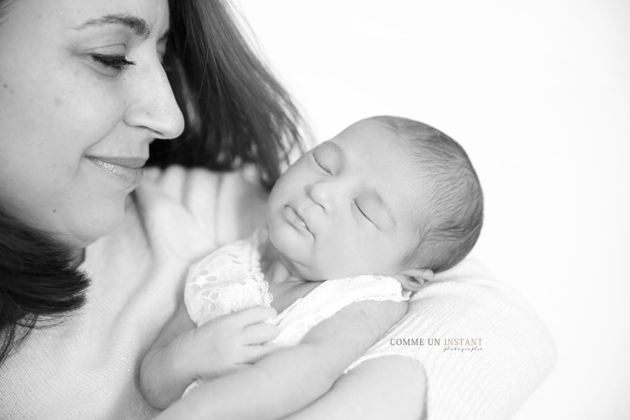 photographie noir et blanc - photographe professionnelle bébé - photographe à domicile nouveau né en train de dormir - photographe professionnelle bébé studio - shooting bébé métis - famille - photographe à domicile famille métis - shooting à domicile bébé en train de dormir - photographie famille studio - photographe professionnelle amour - nouveau né studio - photographie nouveau né - reportage photographe pour bébé