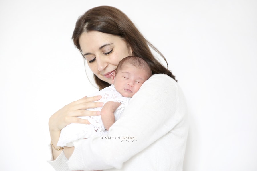 bébé - famille - famille studio - nouveau né studio - shooting à domicile famille métis - shooting nouveau né - shooting à domicile pour nouveau né - bébé en train de dormir - photographie bébé métis - amour - nouveau né en train de dormir - bébé studio