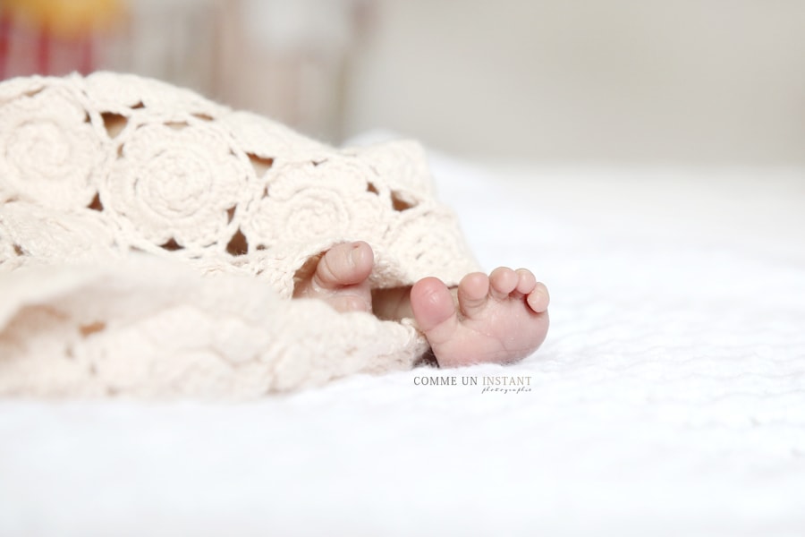 bébé métis - nouveau né - bébé studio - petits pieds, petit peton - photographe professionnelle nouveau né en train de dormir - photographe bébé - nouveau né studio - shooting à domicile de nouveau né